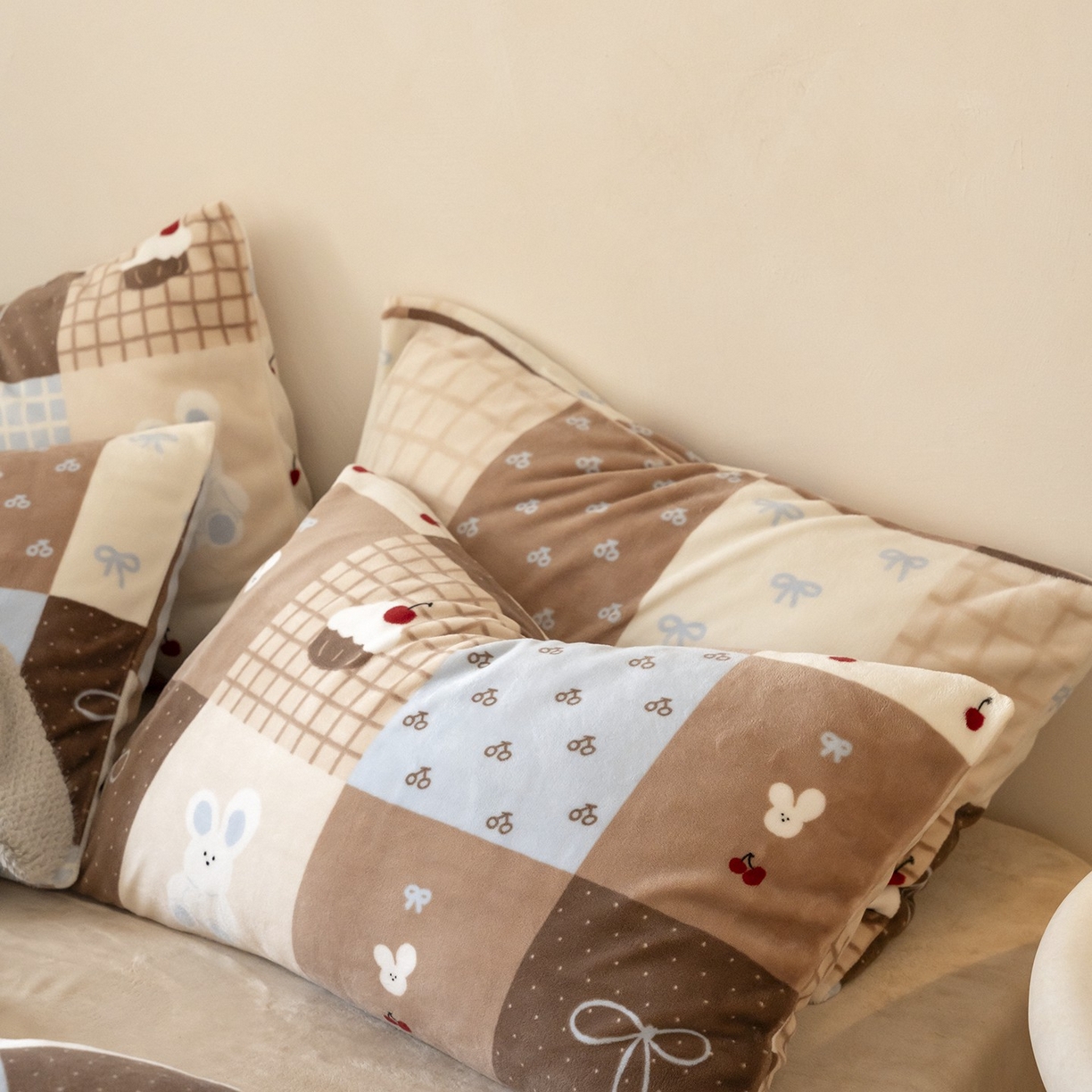 91家纺网 家纺一手货源 找家纺 时光里 2025新款230克印花牛奶绒系列四件套 格子兔