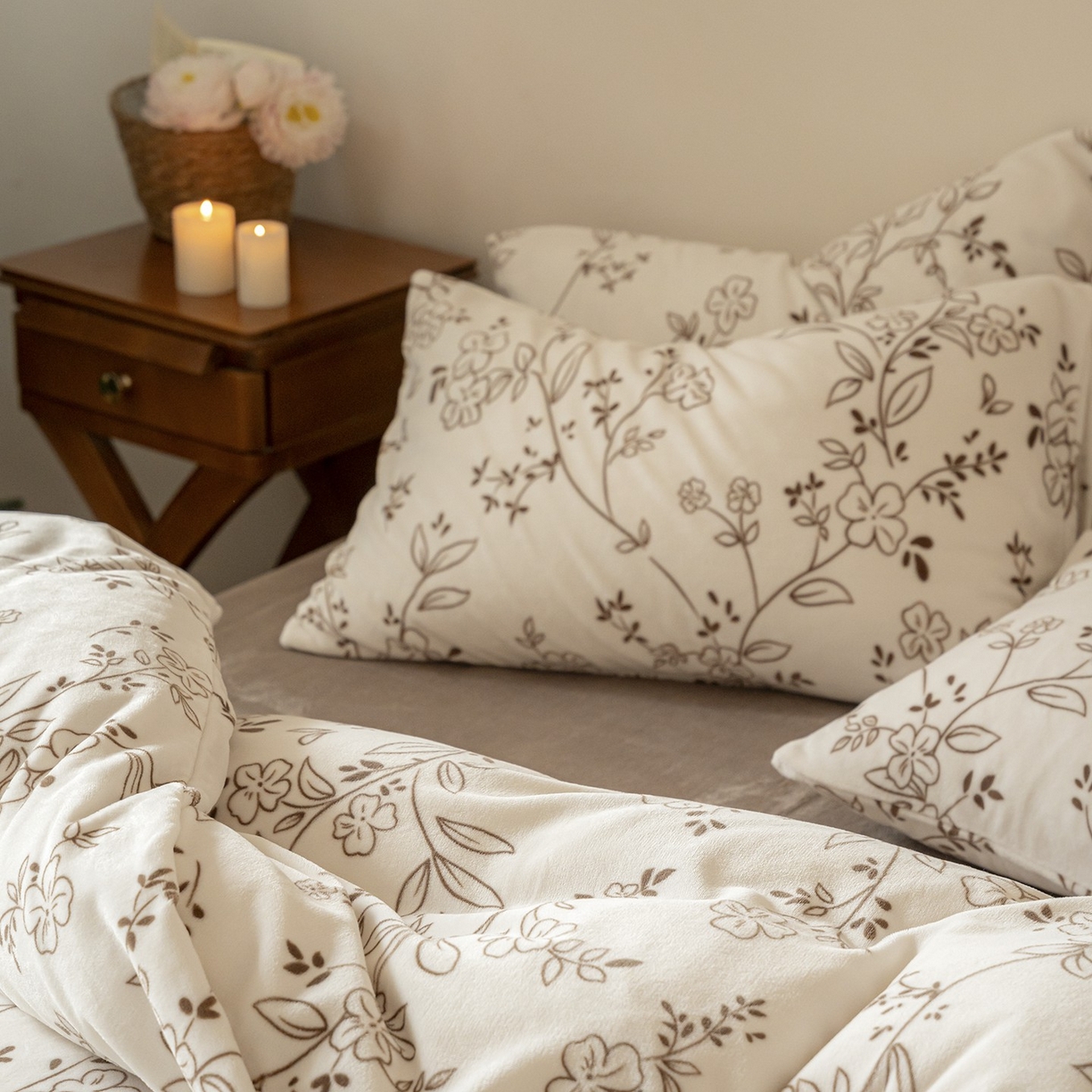 91家纺网 家纺一手货源 找家纺 时光里 2025新款230克印花牛奶绒系列四件套 花盏