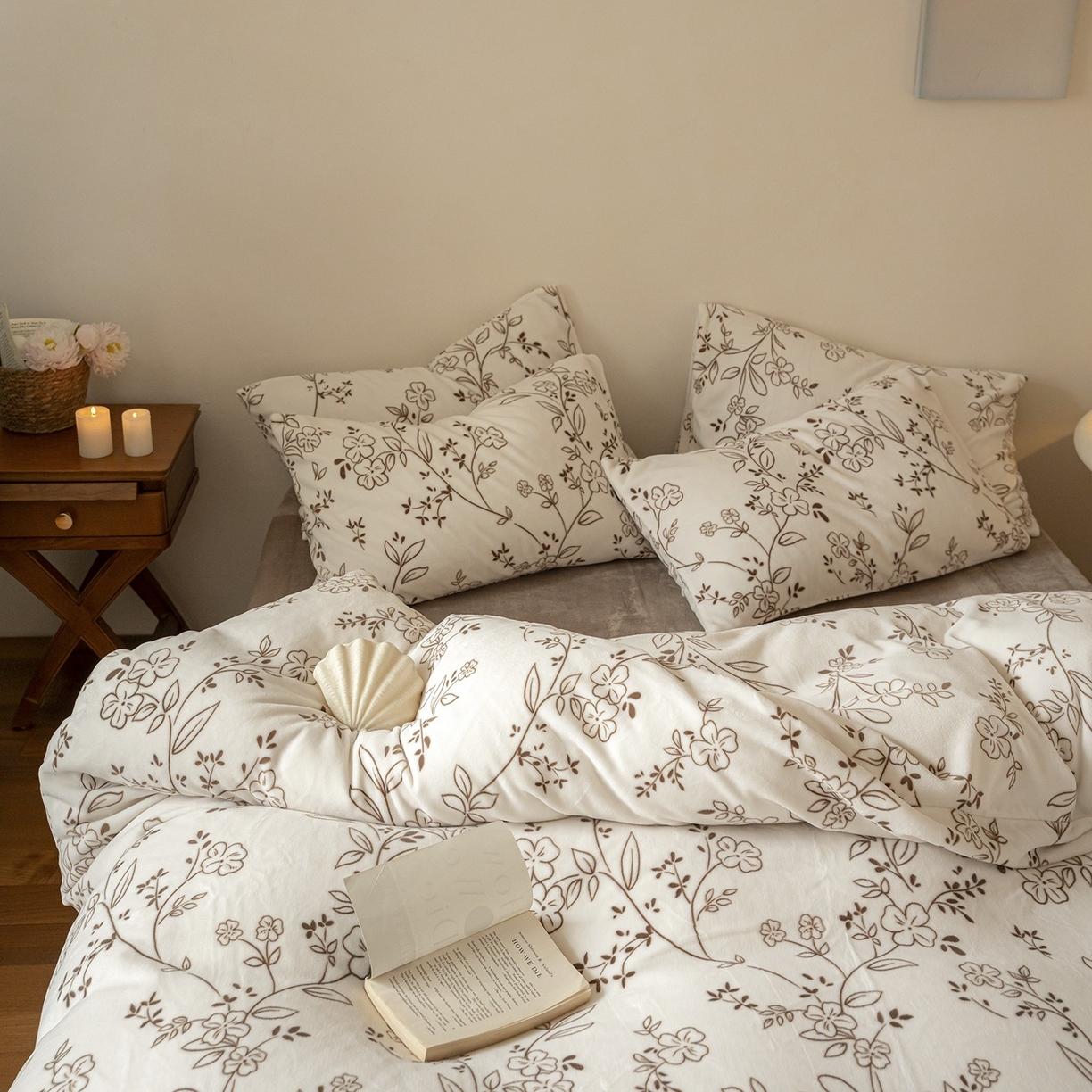 91家纺网 家纺一手货源 找家纺 时光里 2025新款230克印花牛奶绒系列四件套 花盏