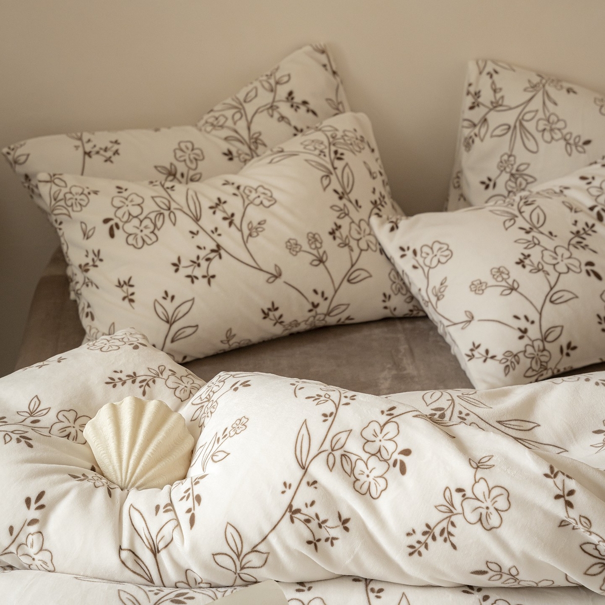 91家纺网 家纺一手货源 找家纺 时光里 2025新款230克印花牛奶绒系列四件套 花盏