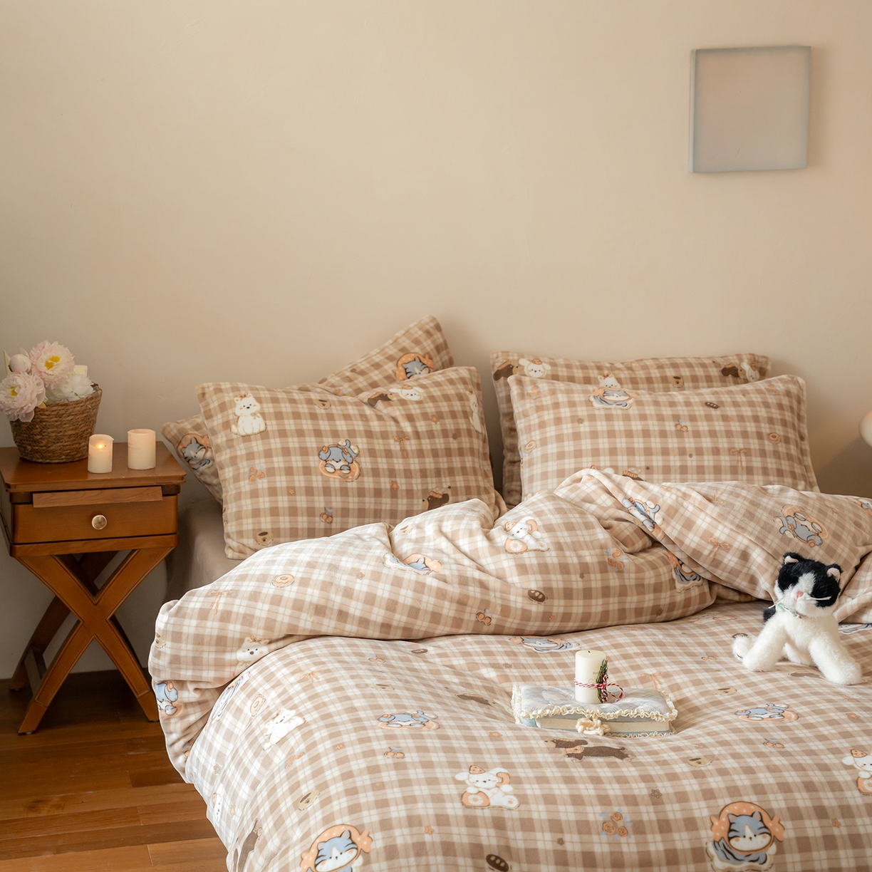 91家纺网 家纺一手货源 找家纺 时光里 2025新款230克印花牛奶绒系列四件套 咖格汪