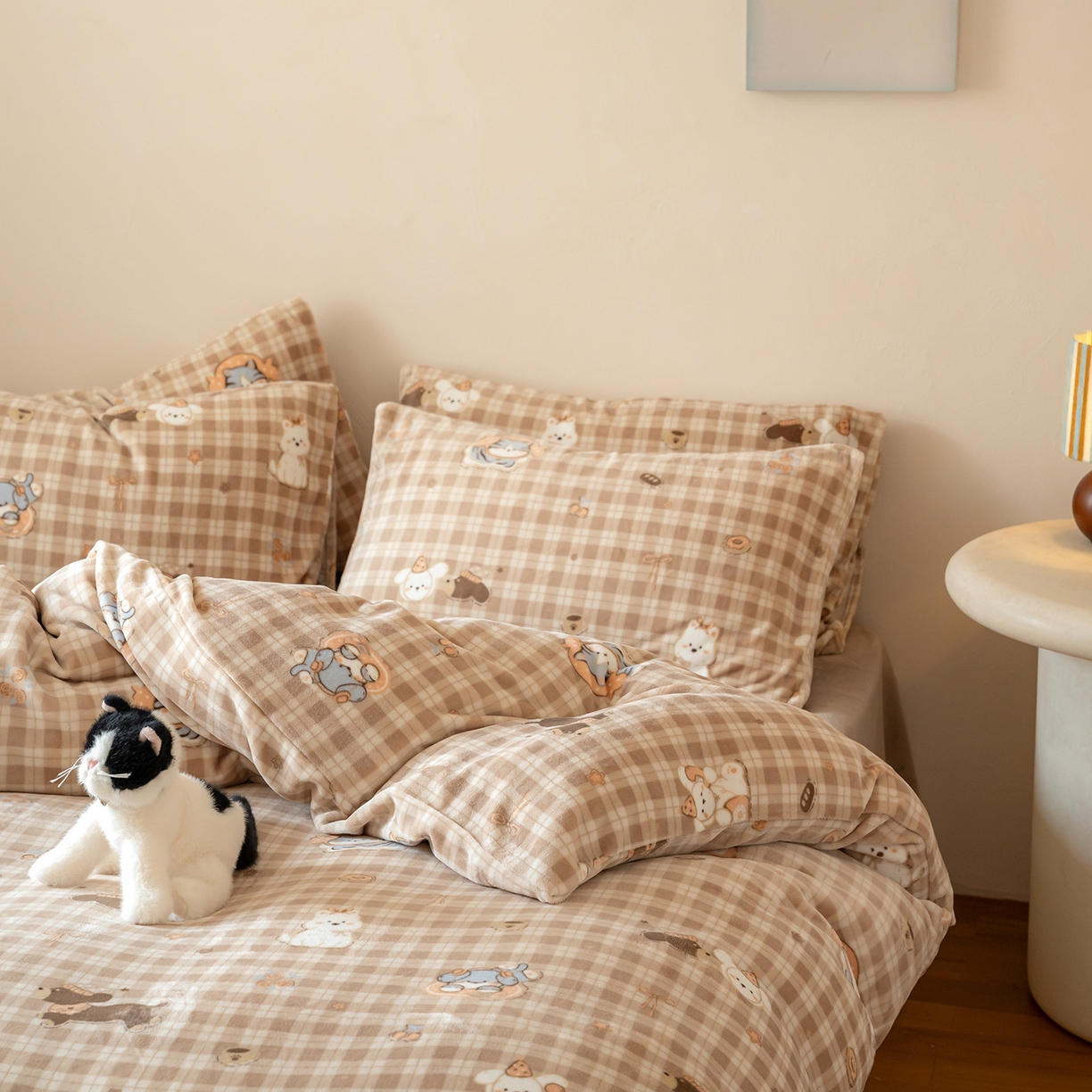 91家纺网 家纺一手货源 找家纺 时光里 2025新款230克印花牛奶绒系列四件套 咖格汪