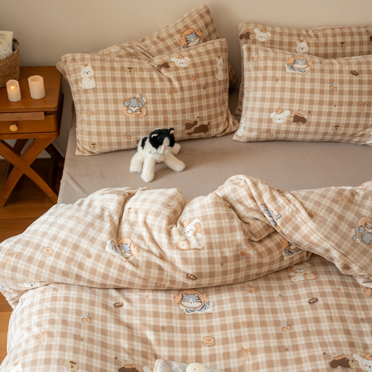 91家纺网 家纺一手货源 找家纺 时光里 2025新款230克印花牛奶绒系列四件套 咖格汪