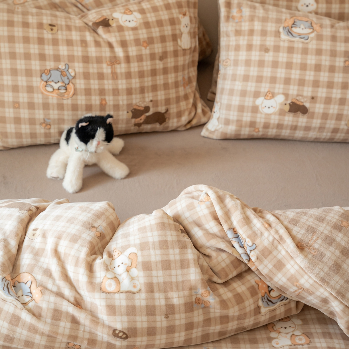 91家纺网 家纺一手货源 找家纺 时光里 2025新款230克印花牛奶绒系列四件套 咖格汪