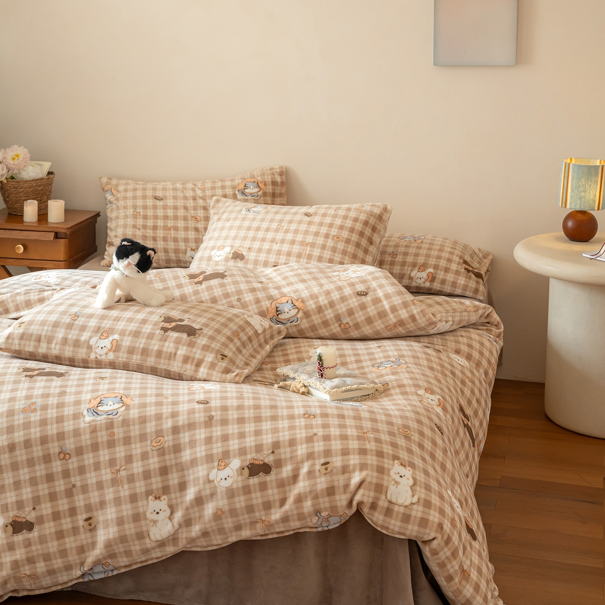 91家纺网 家纺一手货源 找家纺 时光里 2025新款230克印花牛奶绒系列四件套 咖格汪