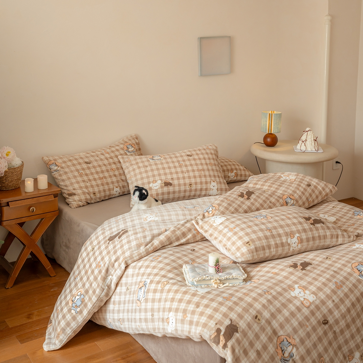 91家纺网 家纺一手货源 找家纺 时光里 2025新款230克印花牛奶绒系列四件套 咖格汪