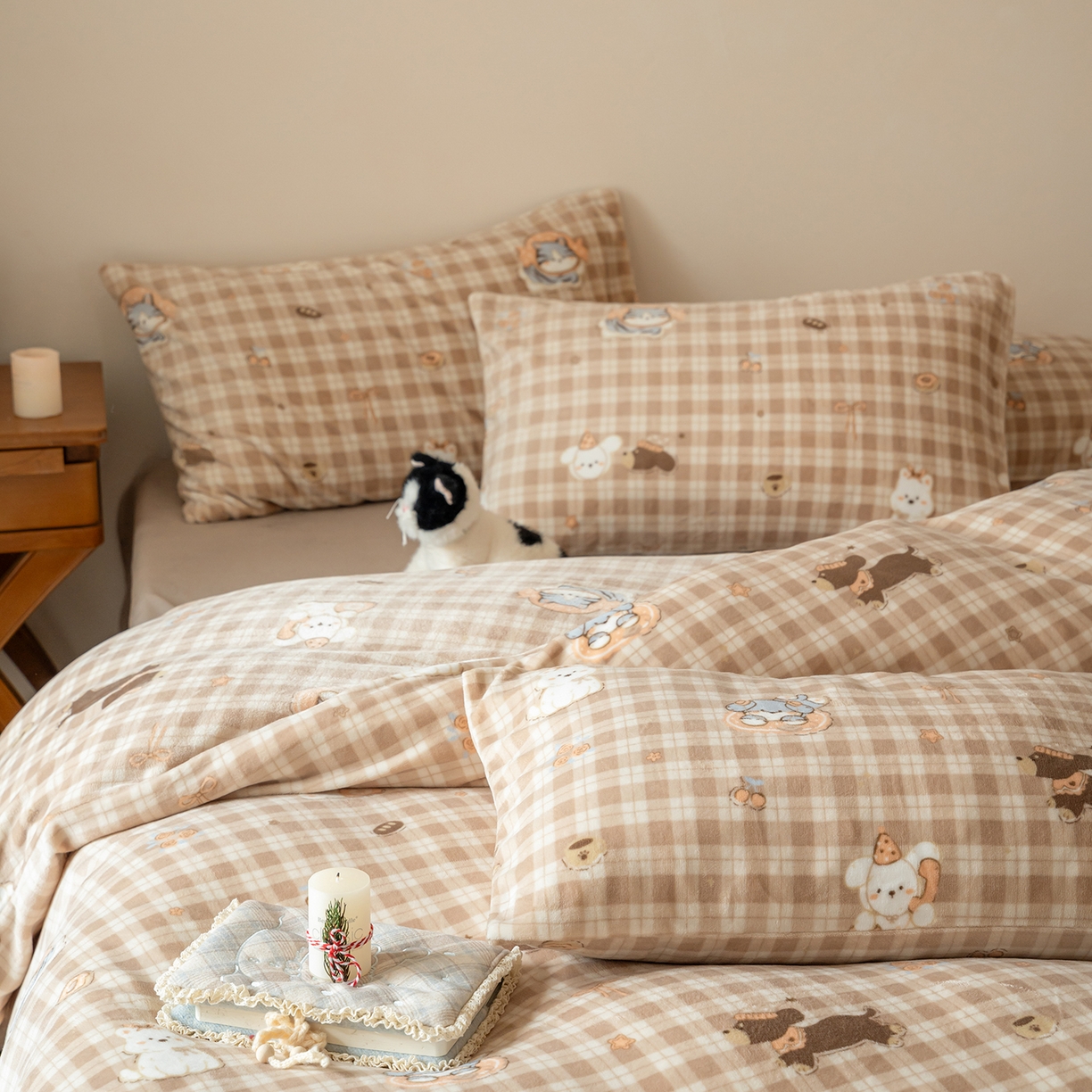 91家纺网 家纺一手货源 找家纺 时光里 2025新款230克印花牛奶绒系列四件套 咖格汪