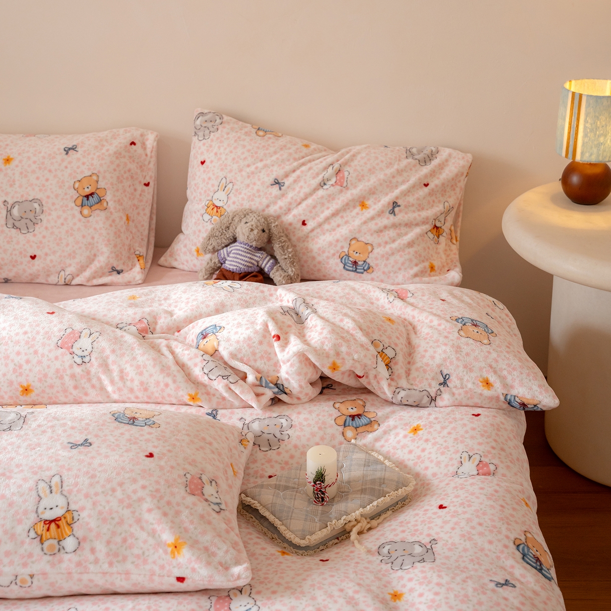 91家纺网 家纺一手货源 找家纺 时光里 2025新款230克印花牛奶绒系列四件套 萌宠物语