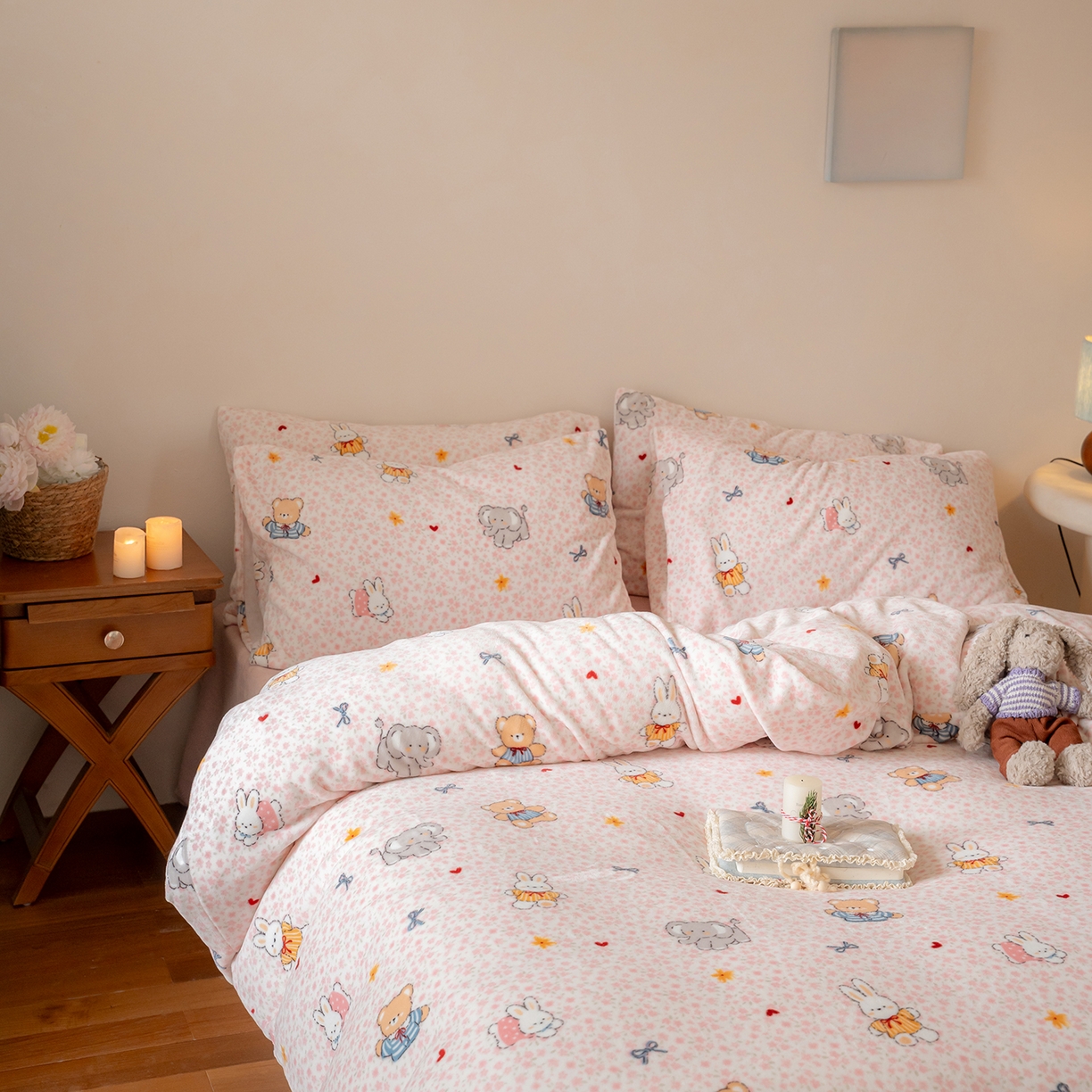 91家纺网 家纺一手货源 找家纺 时光里 2025新款230克印花牛奶绒系列四件套 萌宠物语