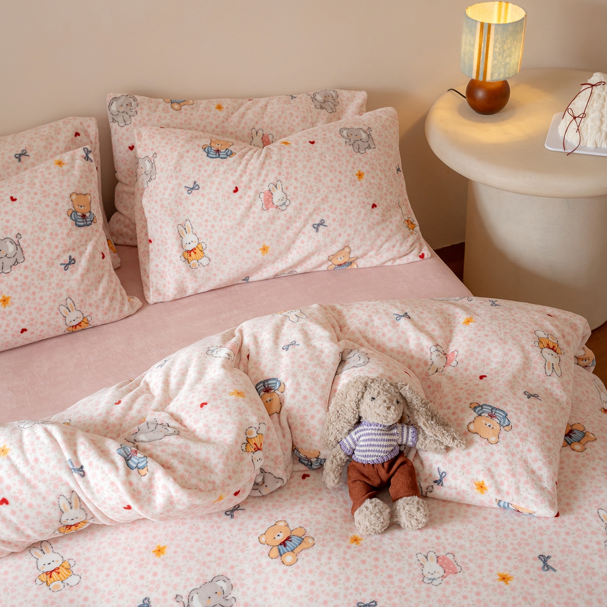 91家纺网 家纺一手货源 找家纺 时光里 2025新款230克印花牛奶绒系列四件套 萌宠物语