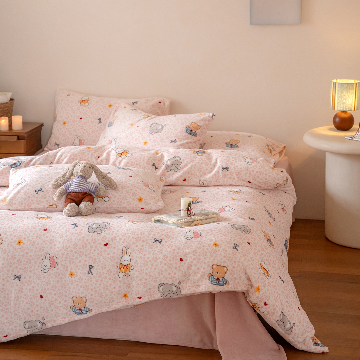 91家纺网 家纺一手货源 找家纺 时光里 2025新款230克印花牛奶绒系列四件套 萌宠物语