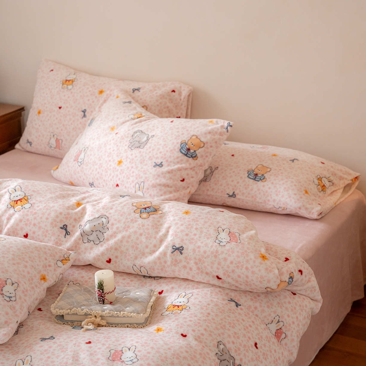 91家纺网 家纺一手货源 找家纺 时光里 2025新款230克印花牛奶绒系列四件套 萌宠物语