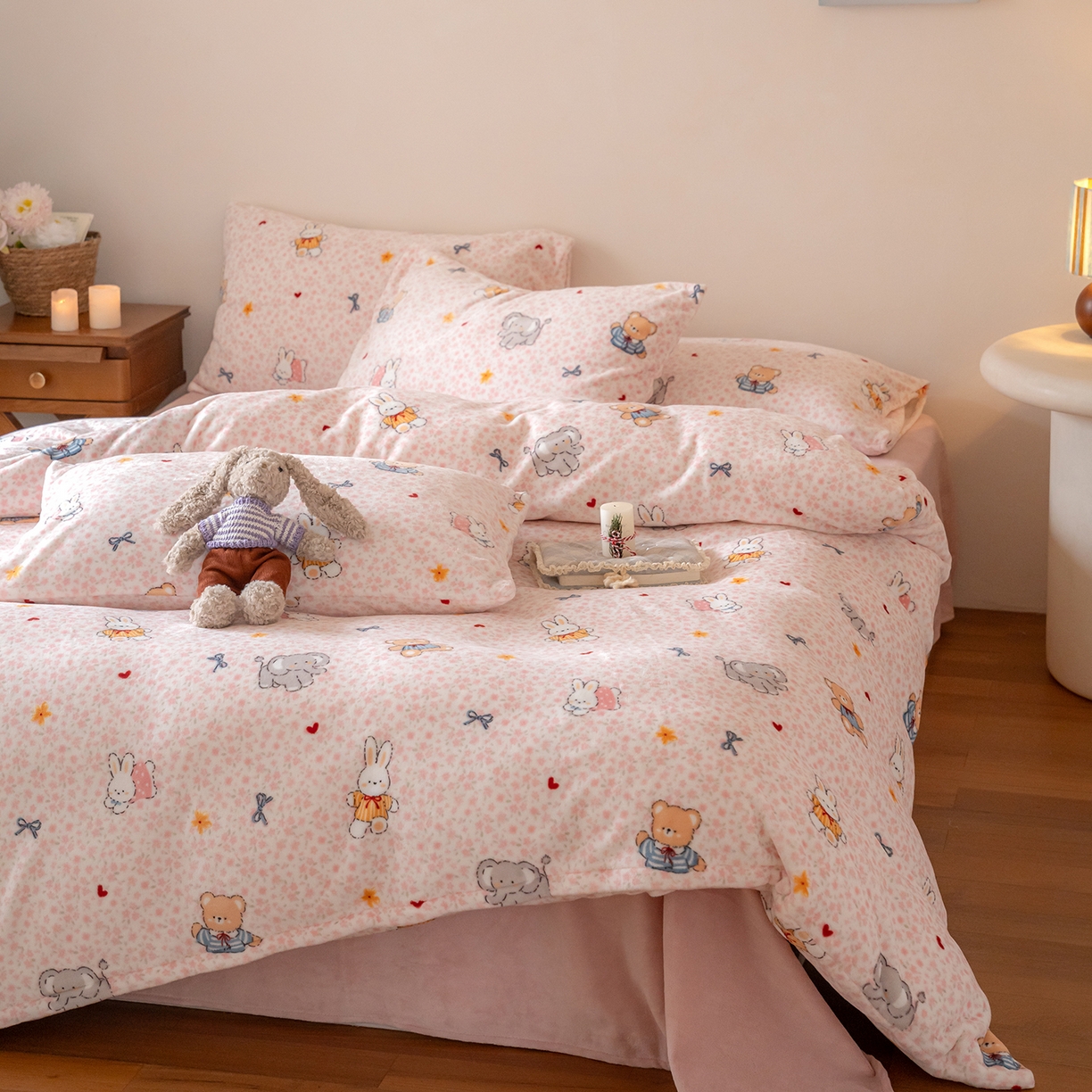 91家纺网 家纺一手货源 找家纺 时光里 2025新款230克印花牛奶绒系列四件套 萌宠物语