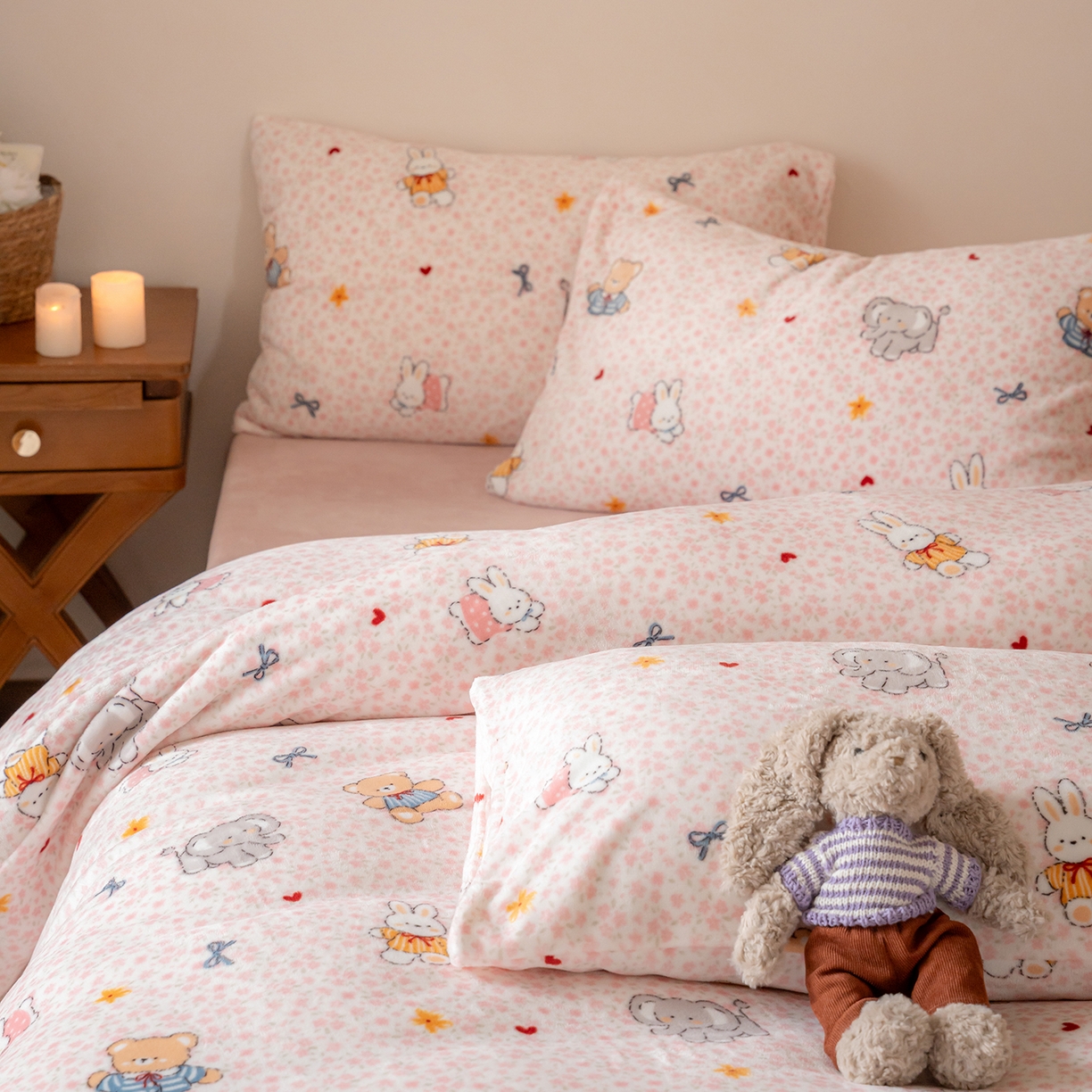 91家纺网 家纺一手货源 找家纺 时光里 2025新款230克印花牛奶绒系列四件套 萌宠物语