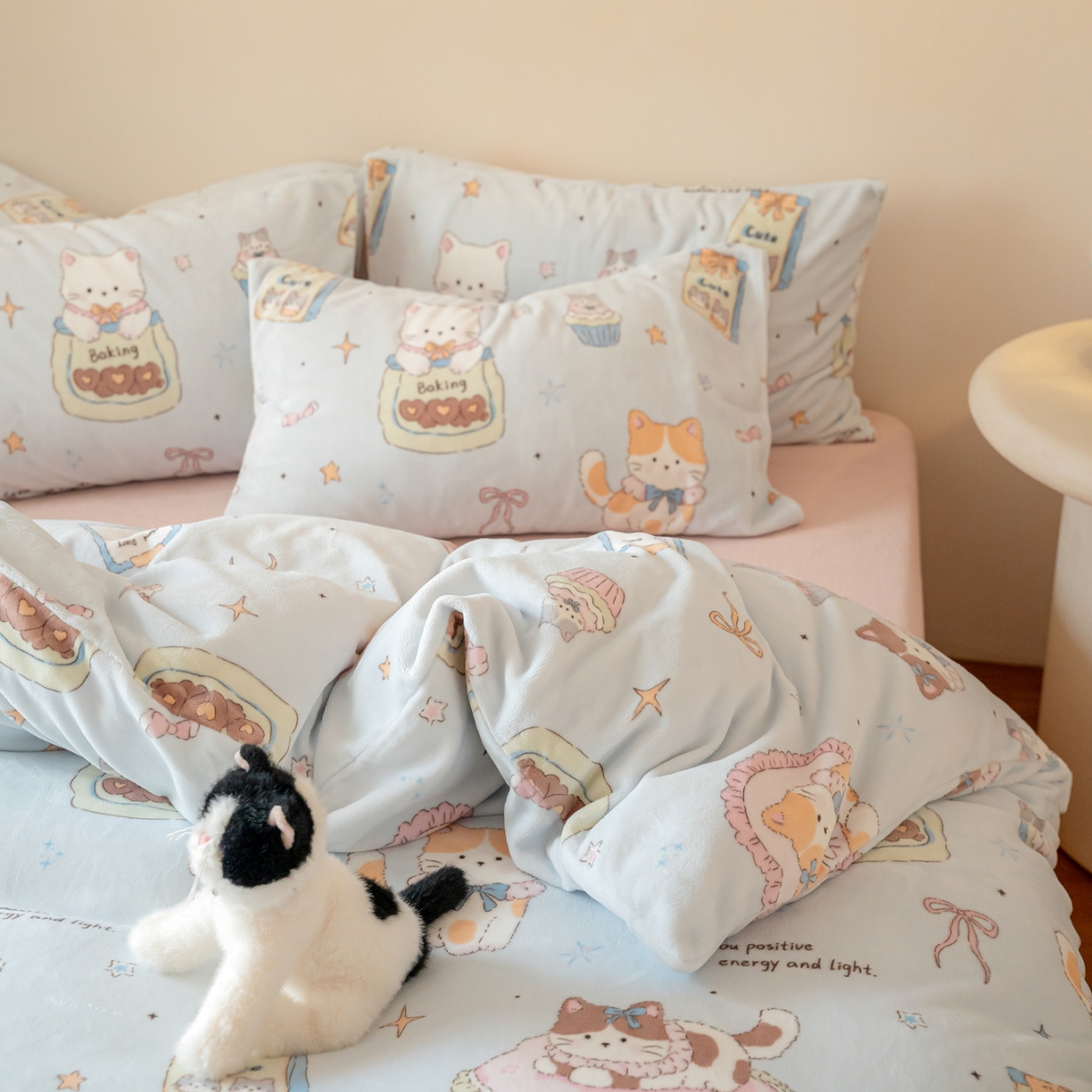 91家纺网 家纺一手货源 找家纺 时光里 2025新款230克印花牛奶绒系列四件套 喵星人