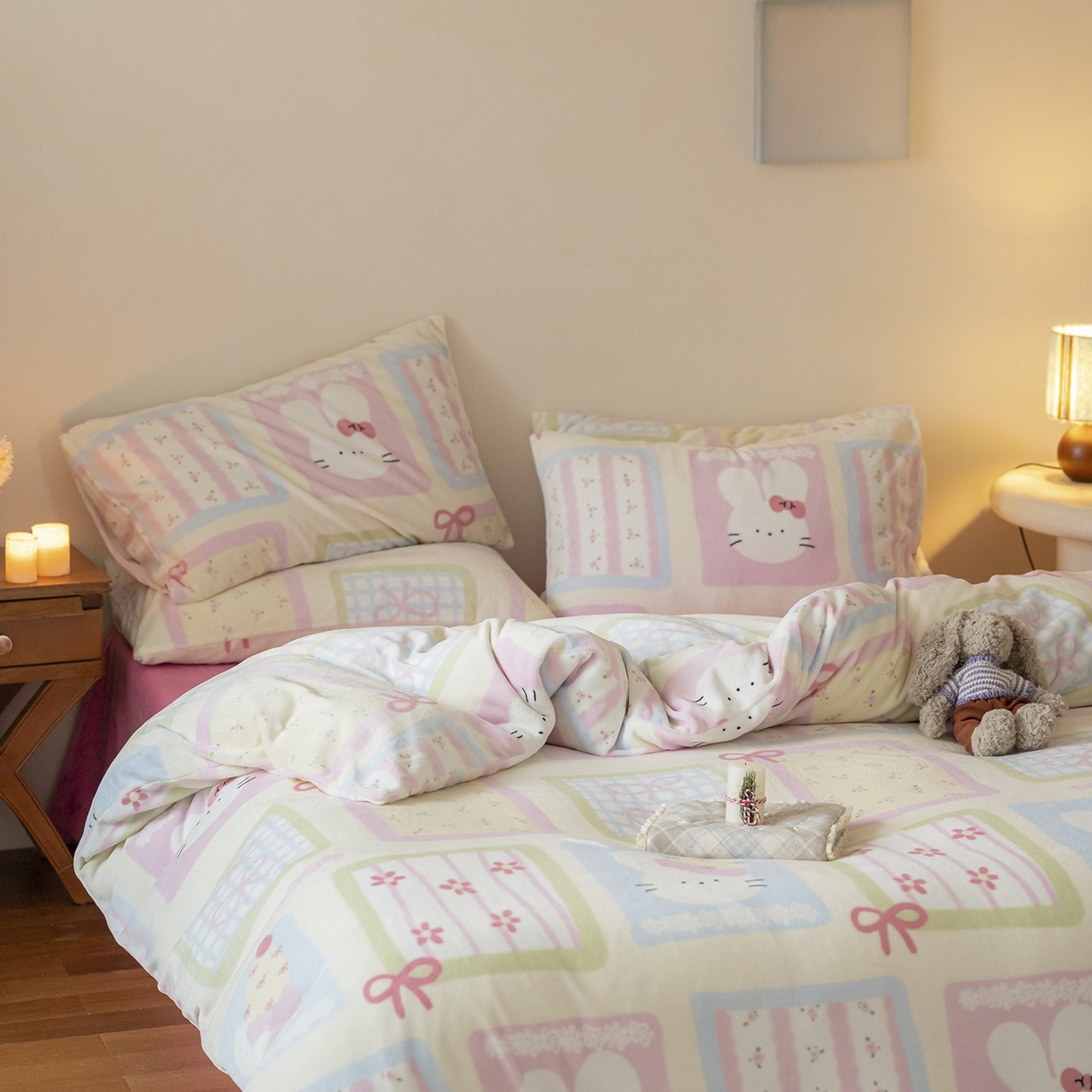 91家纺网 家纺一手货源 找家纺 时光里 2025新款230克印花牛奶绒系列四件套 奶兔团