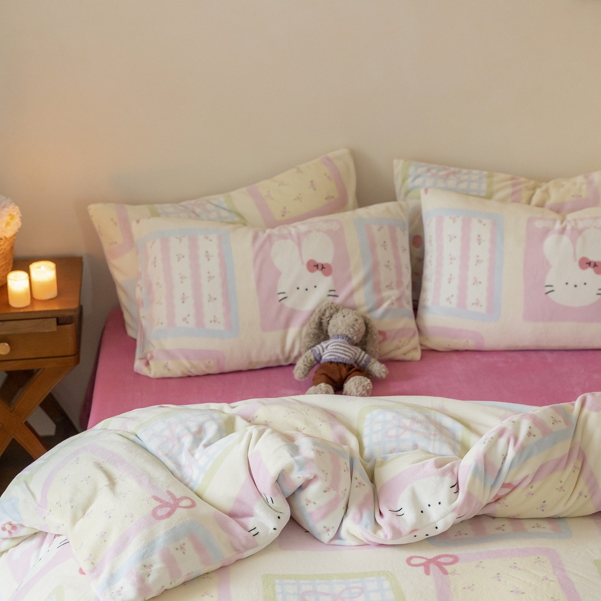 91家纺网 家纺一手货源 找家纺 时光里 2025新款230克印花牛奶绒系列四件套 奶兔团