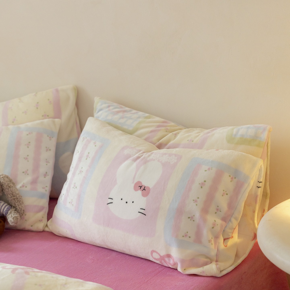 91家纺网 家纺一手货源 找家纺 时光里 2025新款230克印花牛奶绒系列四件套 奶兔团