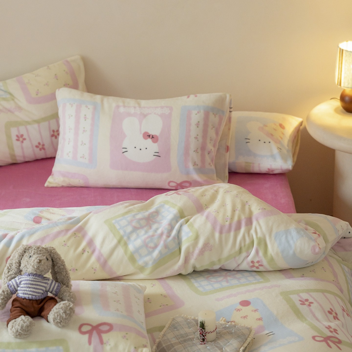 91家纺网 家纺一手货源 找家纺 时光里 2025新款230克印花牛奶绒系列四件套 奶兔团