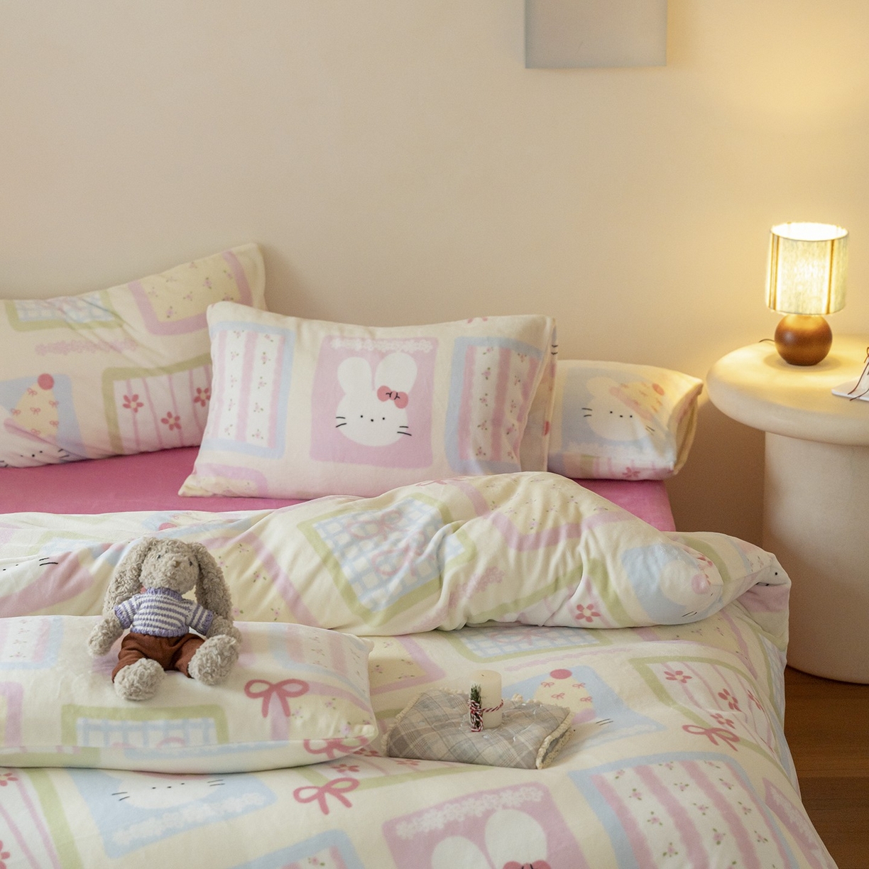 91家纺网 家纺一手货源 找家纺 时光里 2025新款230克印花牛奶绒系列四件套 奶兔团