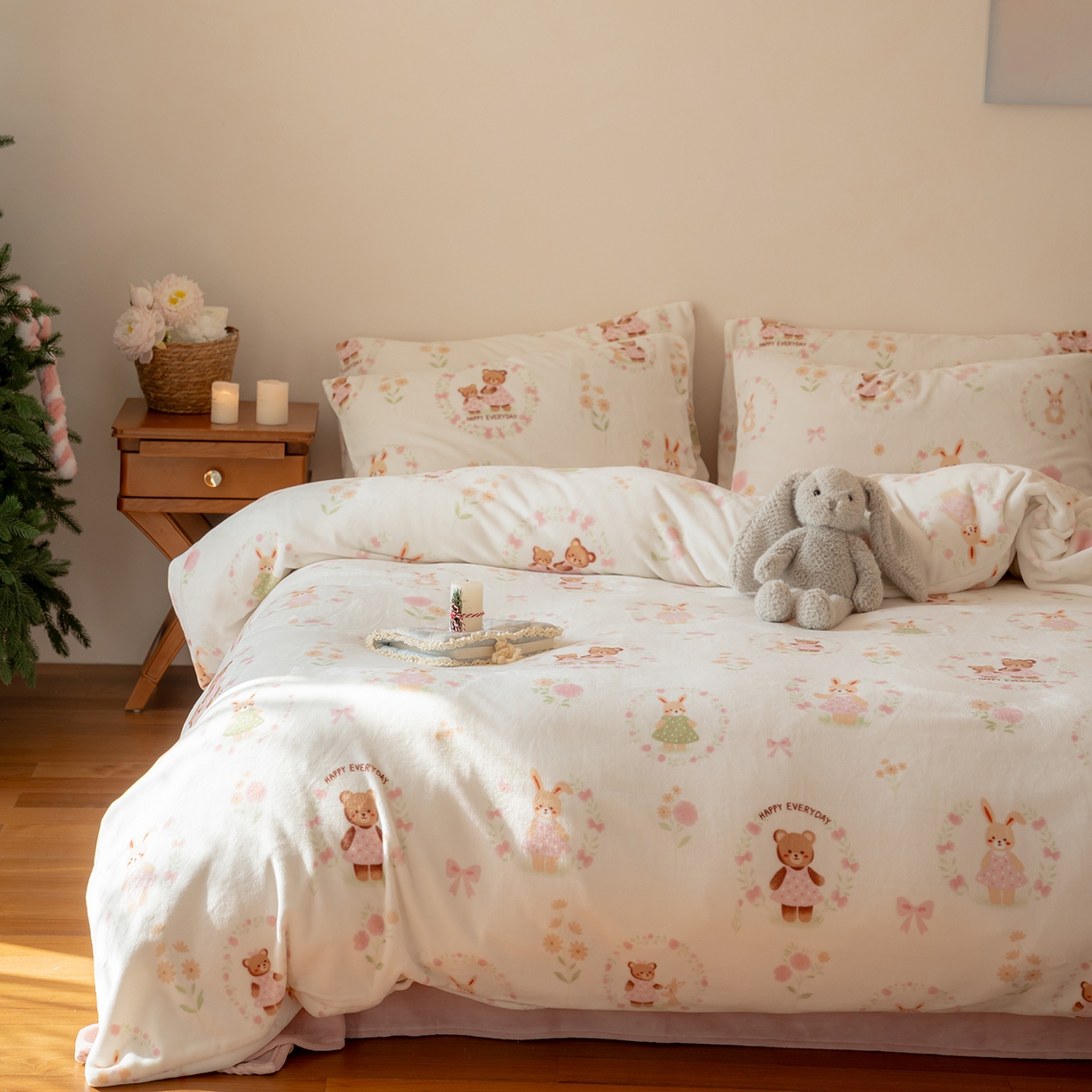 91家纺网 家纺一手货源 找家纺 时光里 2025新款230克印花牛奶绒系列四件套 甜蜜熊