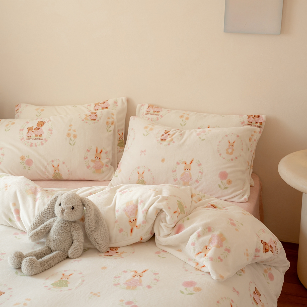 91家纺网 家纺一手货源 找家纺 时光里 2025新款230克印花牛奶绒系列四件套 甜蜜熊