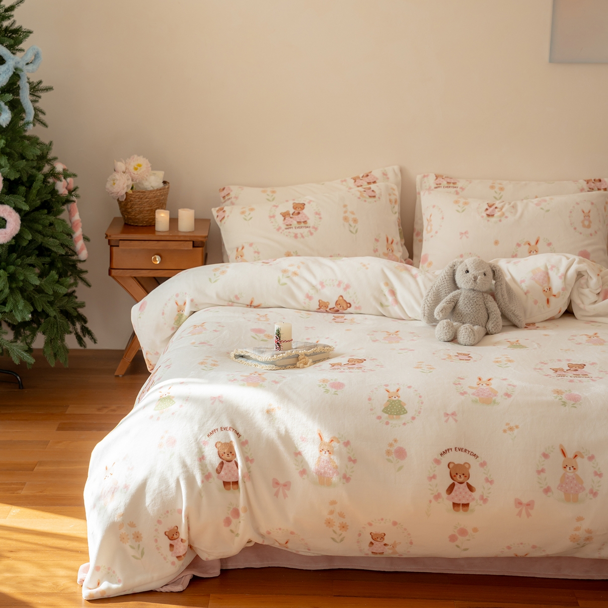 91家纺网 家纺一手货源 找家纺 时光里 2025新款230克印花牛奶绒系列四件套 甜蜜熊