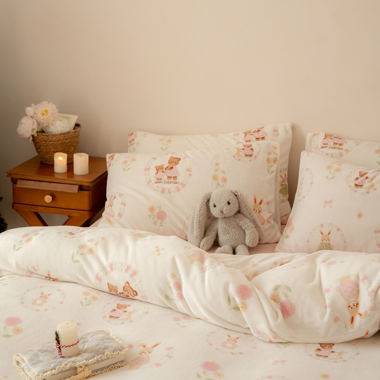 91家纺网 家纺一手货源 找家纺 时光里 2025新款230克印花牛奶绒系列四件套 甜蜜熊