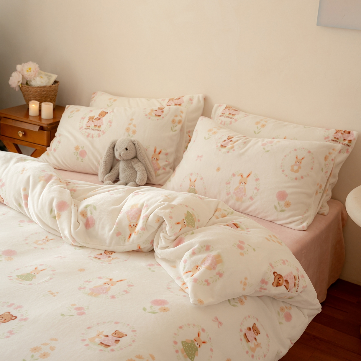 91家纺网 家纺一手货源 找家纺 时光里 2025新款230克印花牛奶绒系列四件套 甜蜜熊