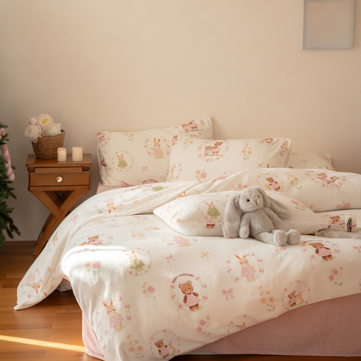 91家纺网 家纺一手货源 找家纺 时光里 2025新款230克印花牛奶绒系列四件套 甜蜜熊