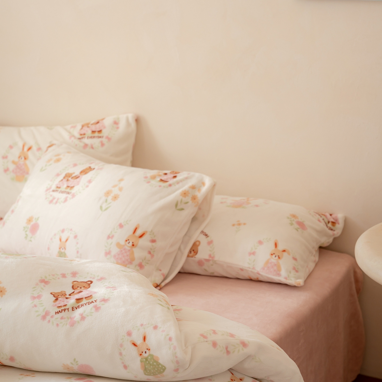 91家纺网 家纺一手货源 找家纺 时光里 2025新款230克印花牛奶绒系列四件套 甜蜜熊