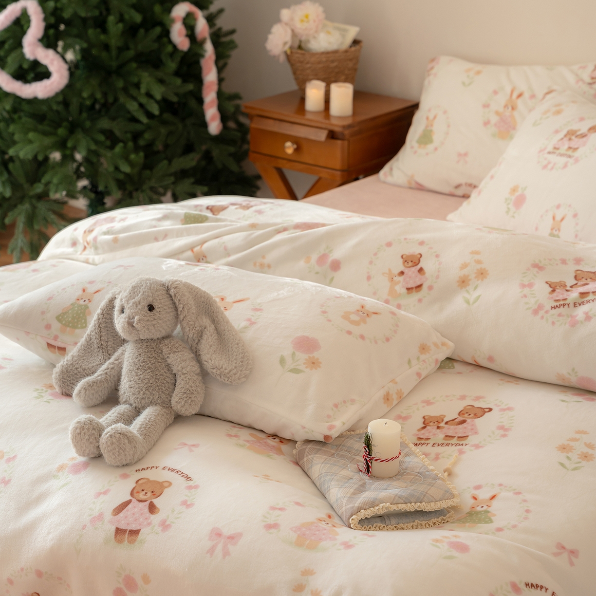 91家纺网 家纺一手货源 找家纺 时光里 2025新款230克印花牛奶绒系列四件套 甜蜜熊