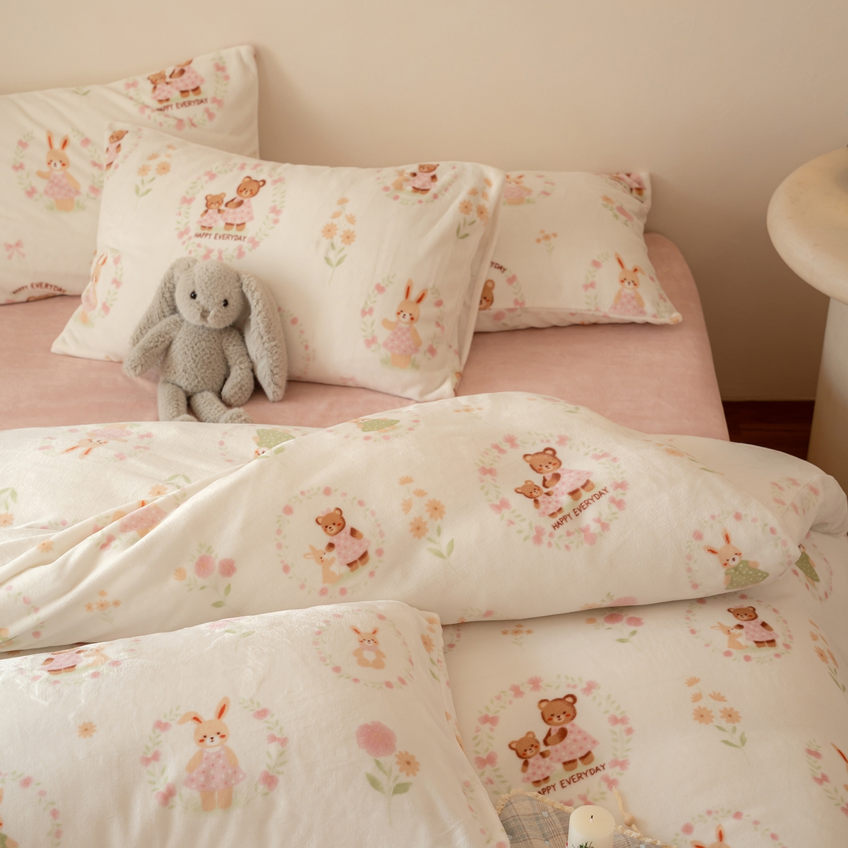 91家纺网 家纺一手货源 找家纺 时光里 2025新款230克印花牛奶绒系列四件套 甜蜜熊