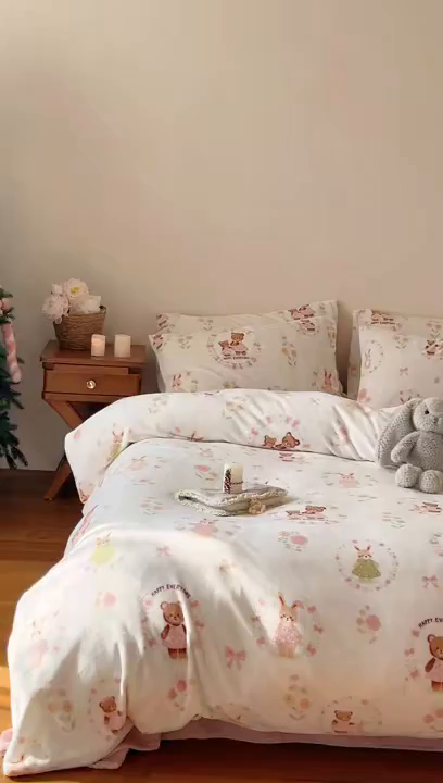 91家纺网 家纺一手货源 找家纺 时光里 2025新款230克印花牛奶绒系列四件套 甜蜜熊