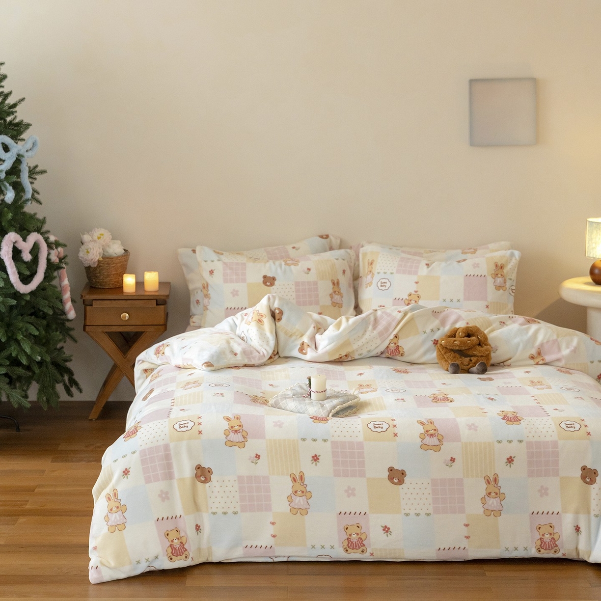 91家纺网 家纺一手货源 找家纺 时光里 2025新款230克印花牛奶绒系列四件套 兔仔熊