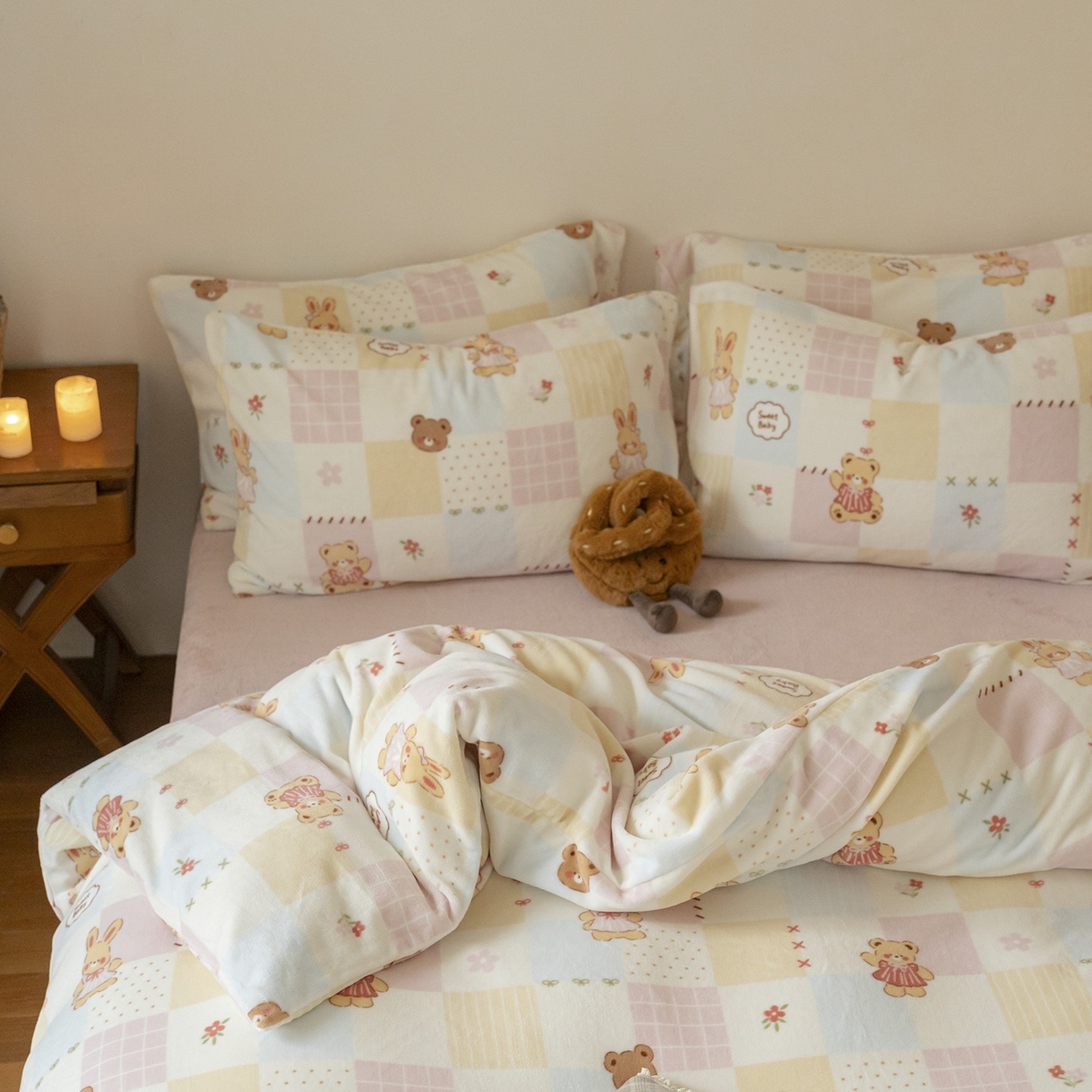 91家纺网 家纺一手货源 找家纺 时光里 2025新款230克印花牛奶绒系列四件套 兔仔熊