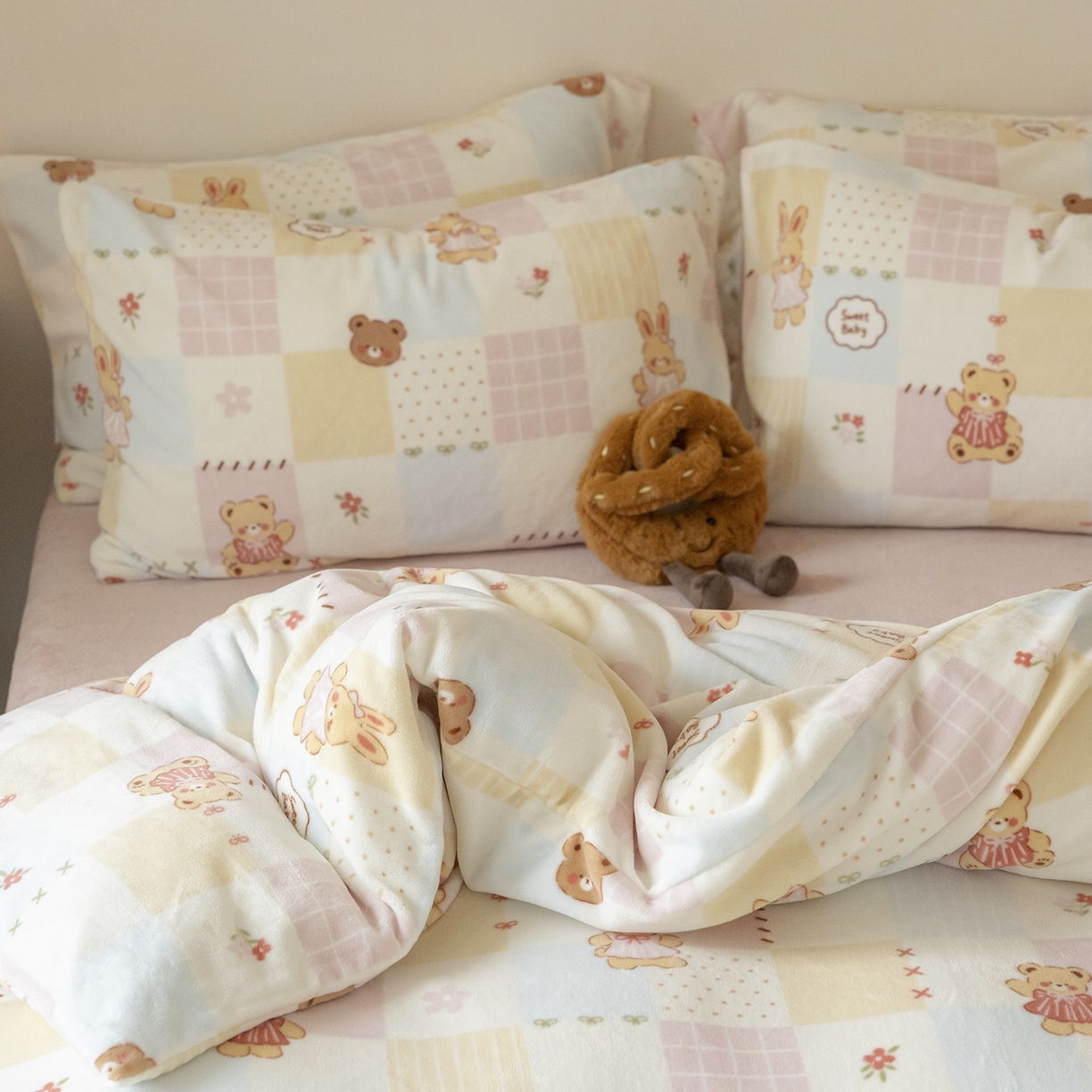 91家纺网 家纺一手货源 找家纺 时光里 2025新款230克印花牛奶绒系列四件套 兔仔熊