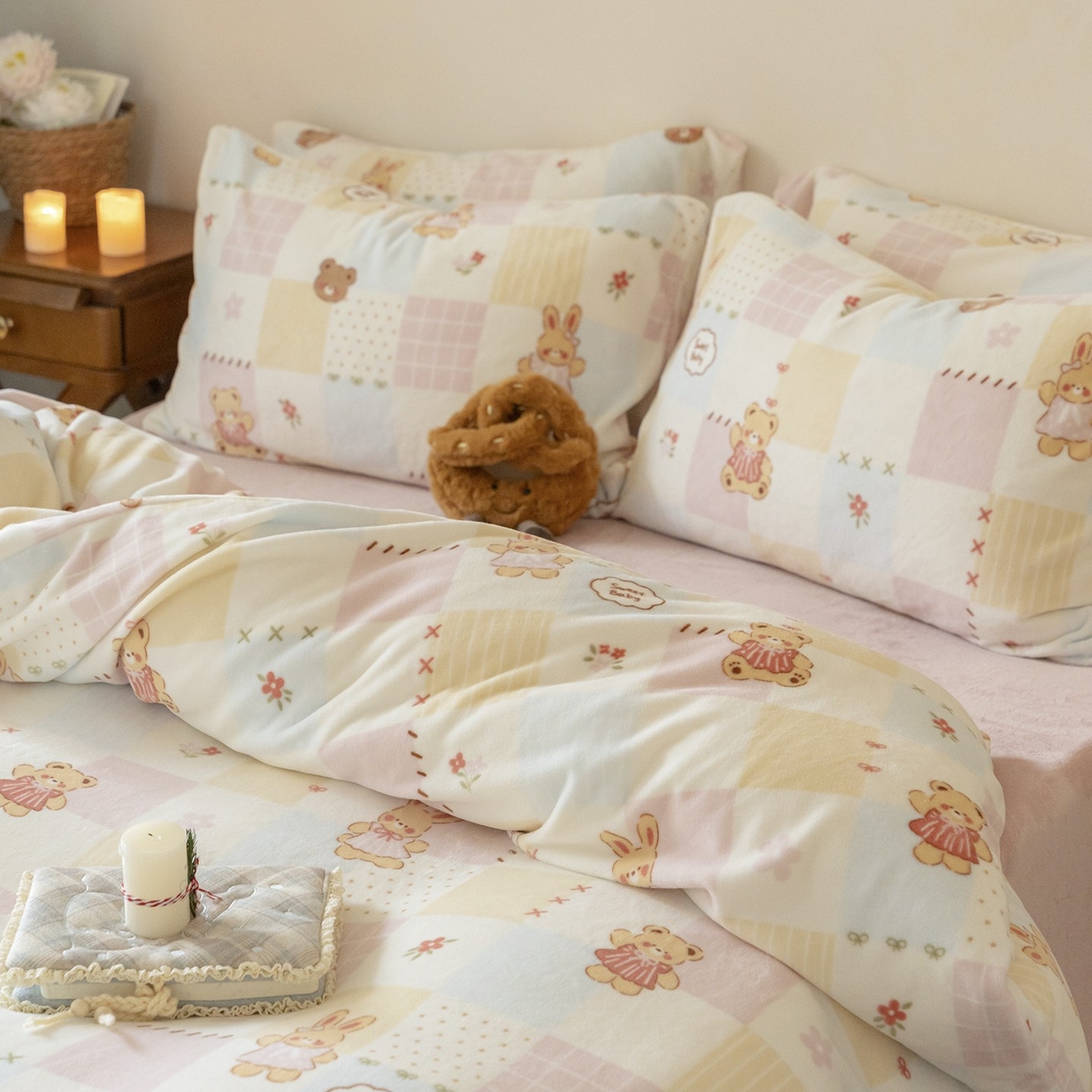 91家纺网 家纺一手货源 找家纺 时光里 2025新款230克印花牛奶绒系列四件套 兔仔熊