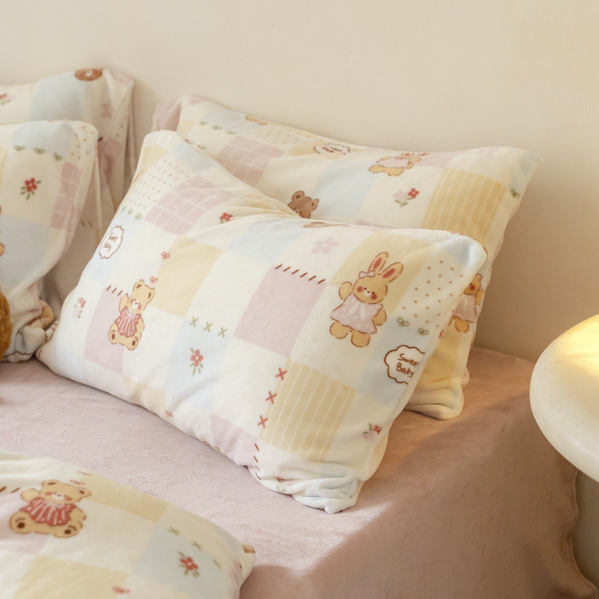 91家纺网 家纺一手货源 找家纺 时光里 2025新款230克印花牛奶绒系列四件套 兔仔熊