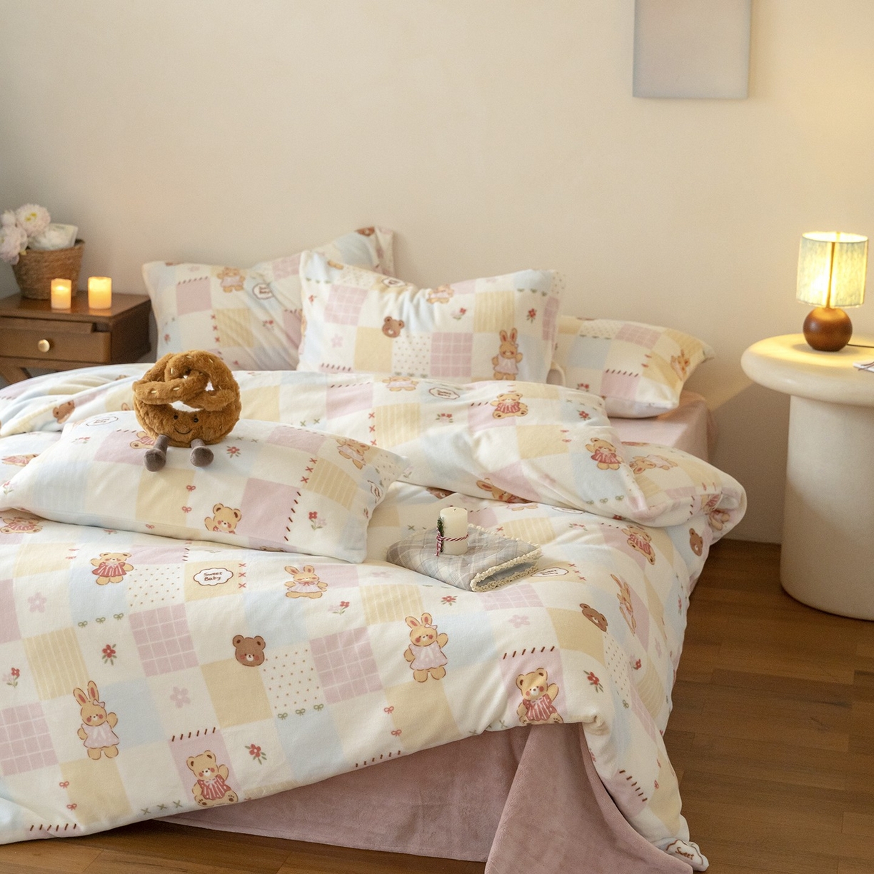 91家纺网 家纺一手货源 找家纺 时光里 2025新款230克印花牛奶绒系列四件套 兔仔熊