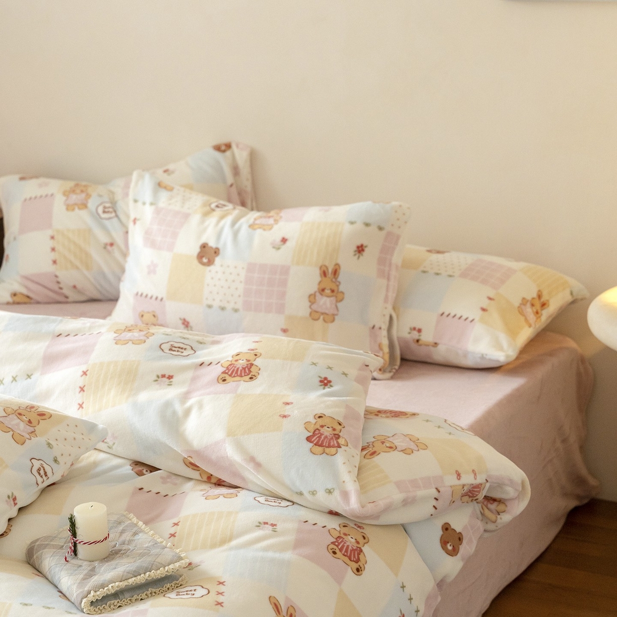 91家纺网 家纺一手货源 找家纺 时光里 2025新款230克印花牛奶绒系列四件套 兔仔熊