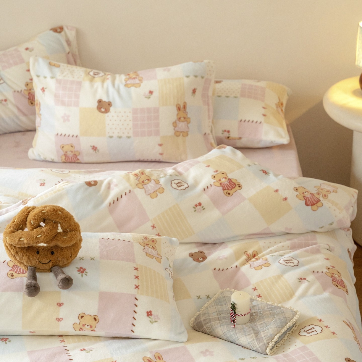 91家纺网 家纺一手货源 找家纺 时光里 2025新款230克印花牛奶绒系列四件套 兔仔熊