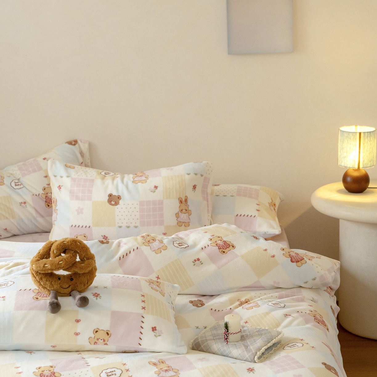 91家纺网 家纺一手货源 找家纺 时光里 2025新款230克印花牛奶绒系列四件套 兔仔熊