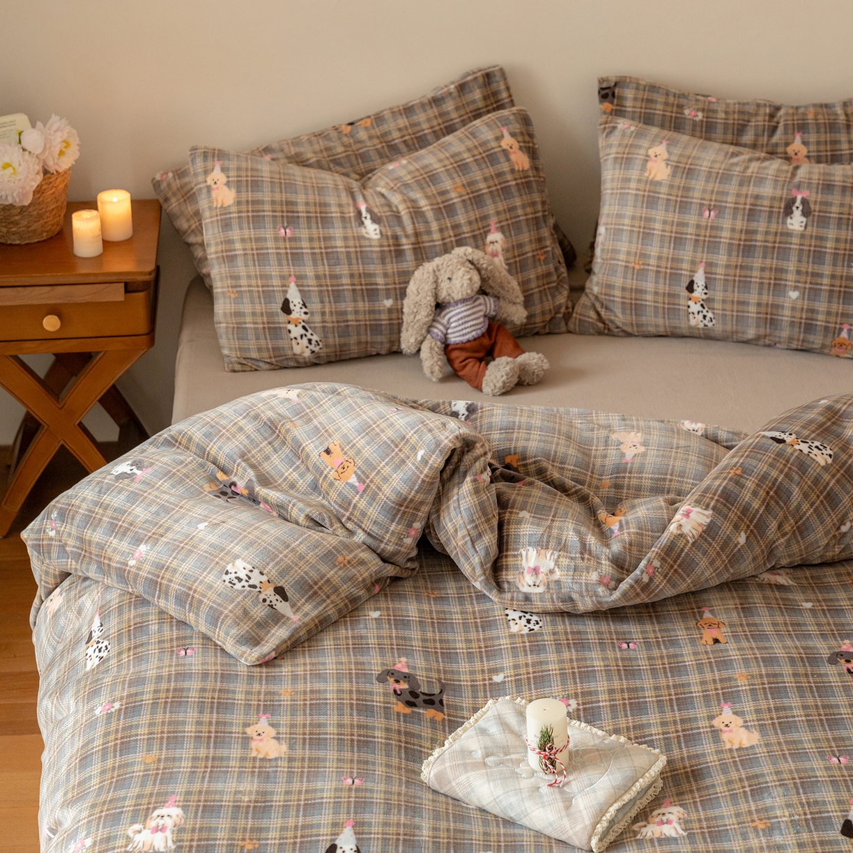 91家纺网 家纺一手货源 找家纺 时光里 2025新款230克印花牛奶绒系列四件套 小犬帽