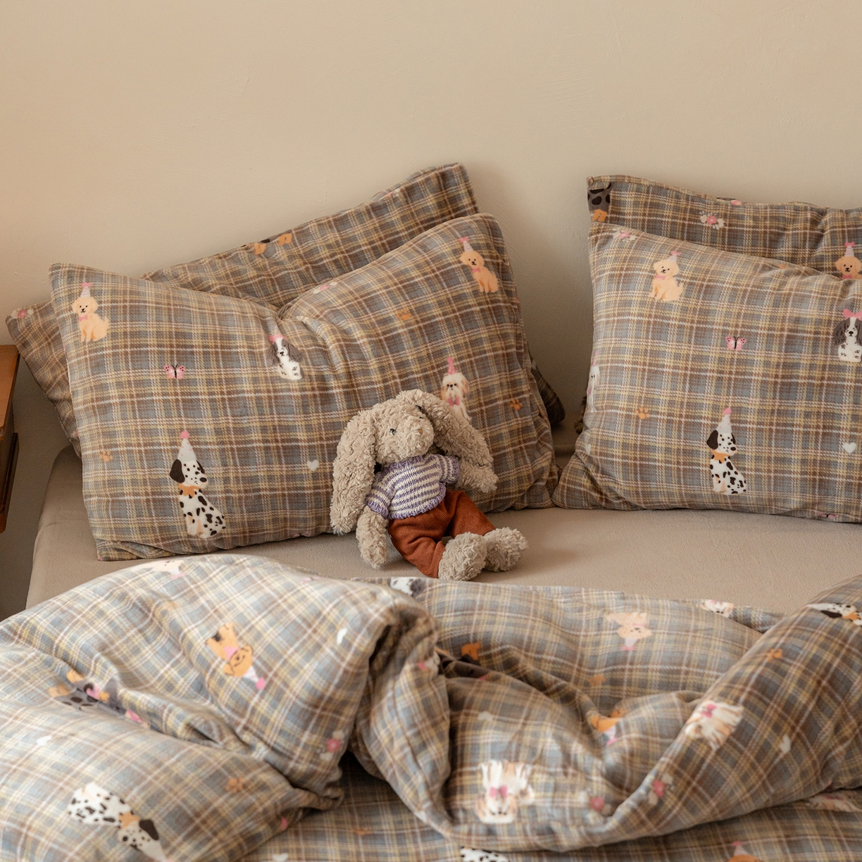 91家纺网 家纺一手货源 找家纺 时光里 2025新款230克印花牛奶绒系列四件套 小犬帽