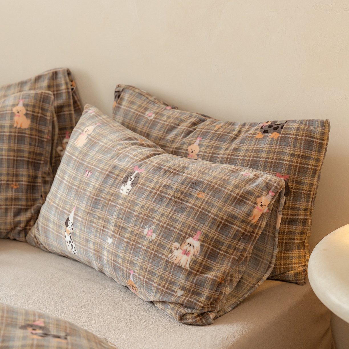 91家纺网 家纺一手货源 找家纺 时光里 2025新款230克印花牛奶绒系列四件套 小犬帽