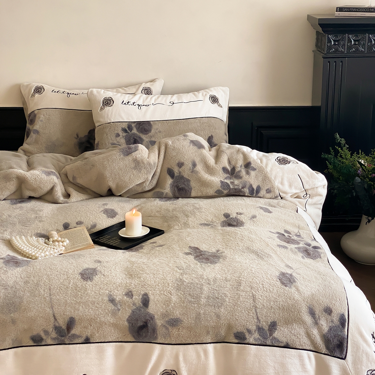 91家纺网 家纺一手货源 找家纺 （总）星野 2025新款兔毛绒牛奶绒刺绣拼接四件套-墨韵风华（商家控价券后：338/358）