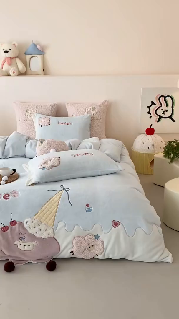 91家纺网 家纺一手货源 找家纺 （总）星野 2025新款高克重牛奶绒贴布绣刺绣毛球四件套-小羊咩咩（商家控价券后：308/338/358）