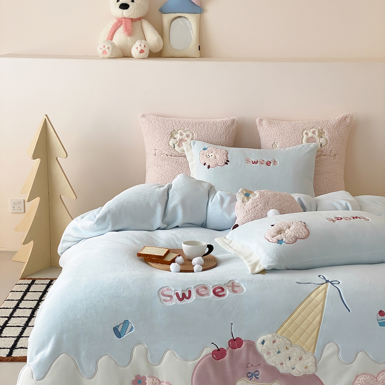 91家纺网 家纺一手货源 找家纺 （总）星野 2025新款高克重牛奶绒贴布绣刺绣毛球四件套-小羊咩咩（商家控价券后：308/338/358）