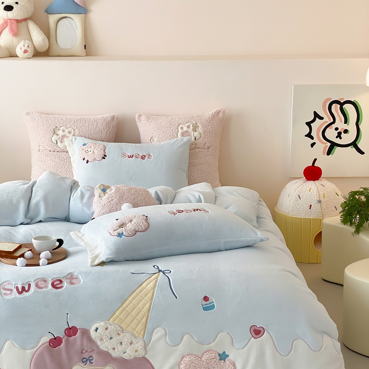 91家纺网 家纺一手货源 找家纺 （总）星野 2025新款高克重牛奶绒贴布绣刺绣毛球四件套-小羊咩咩（商家控价券后：308/338/358）